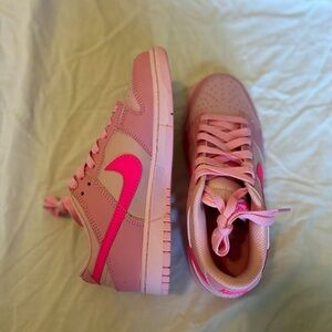 Nike dunk low triple pink